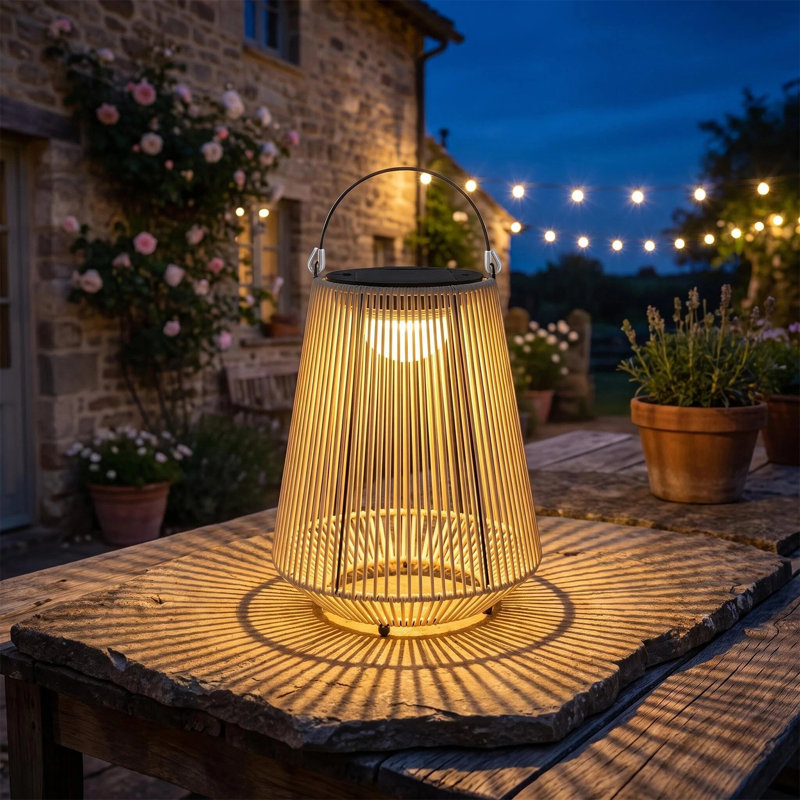Lanterne solaire d'extérieur en rotin à rayures verticales tissées à la main