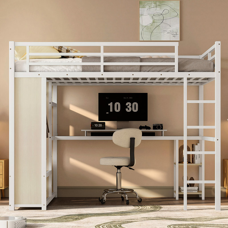 Grand lit mezzanine à grain de bois blanc avec bureau, garde-robe et rangement, espace pour armoire de chambre encastrée en métal, optimisation de l'espace de bureau dans la chambre compacte