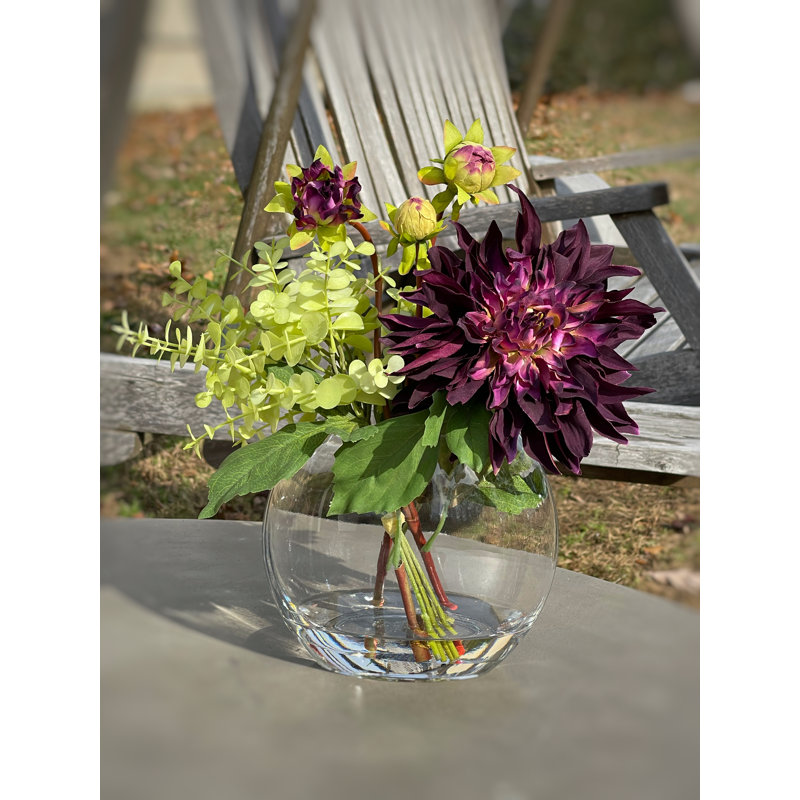 Centre de table Dahlias et eucalyptus dans un vase