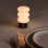 Lampe de table moderne en verre opale rechargeable avec DEL intégrée