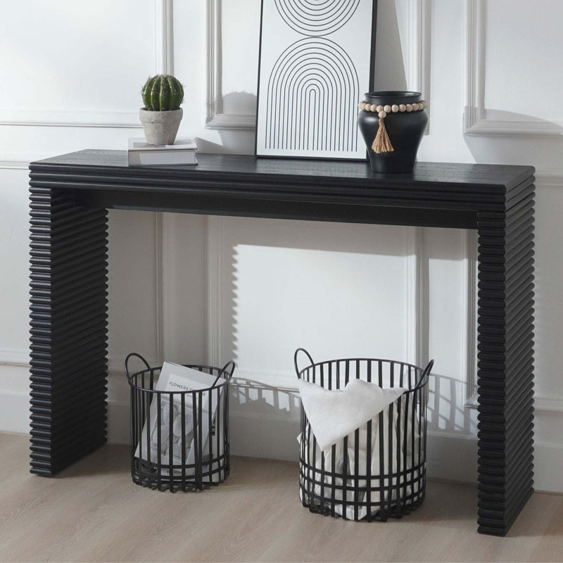 Console moderne noire avec motif nervuré