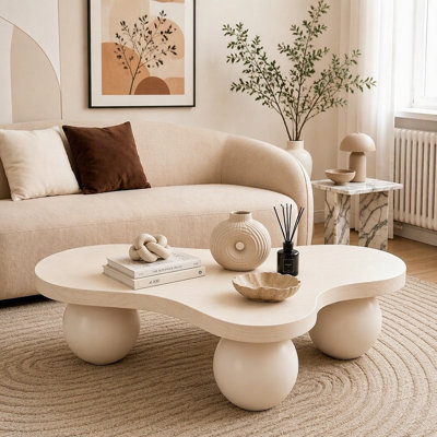 Table basse 46 po Funky Unique Modern Modern, table de salon abstraite à profil bas en bois de forme irrégulière avec pieds sphériques, tables centrales mignonnes, table à thé pour chambre à coucher, appartement, salon. Blanc.