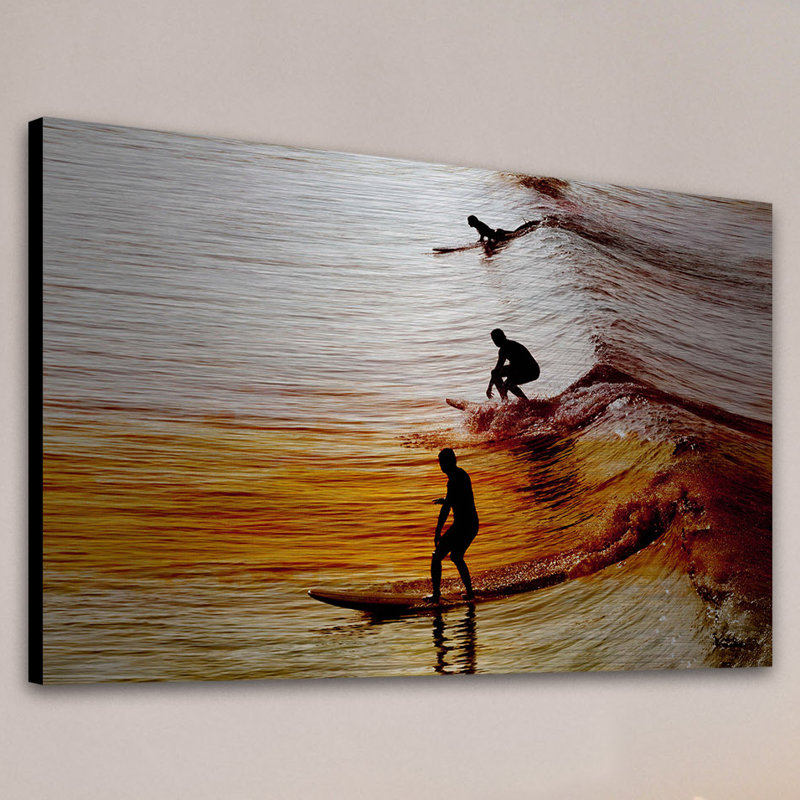 «Surfing The Wave» par Parvez Taj - reproduction sur métal, H 30 po x l 45 po x P 1,5 po
