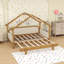 Lit en bois dans une cabane dans un arbre avec rails à coussin moelleux-179120648