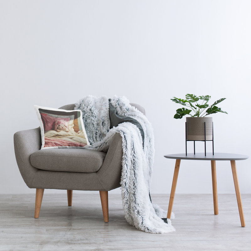 Coussin Lapin au repos au lit, imprimé moderne Portrait par Lucia Heffernan
