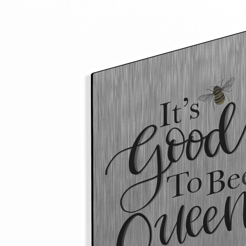 «It's Good To Be Queen» par Lisa Larson, H 16 po x l 12 po