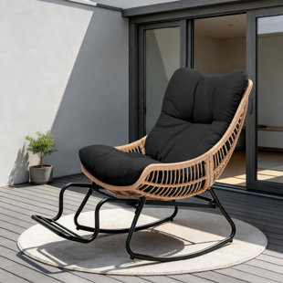 Chaise berçante de patio en osier avec coussin et repose-pieds