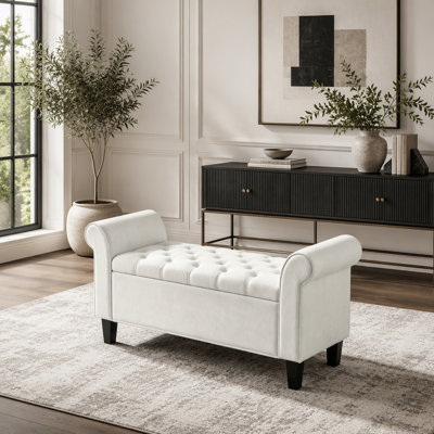 Banc de rangement en panneau de particules 46 po en lin blanc crème avec dossier roulé, pieds en bois massif noir pour le vestibule de la chambre à coucher du salon