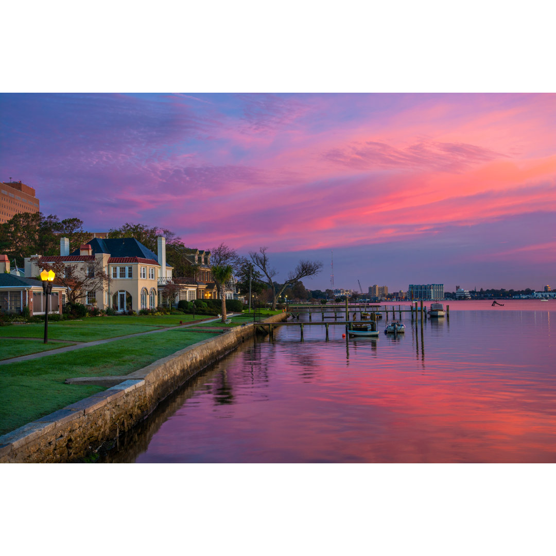 Portsmouth, Virginia Häuser und Flussufer bei Sonnenaufgang