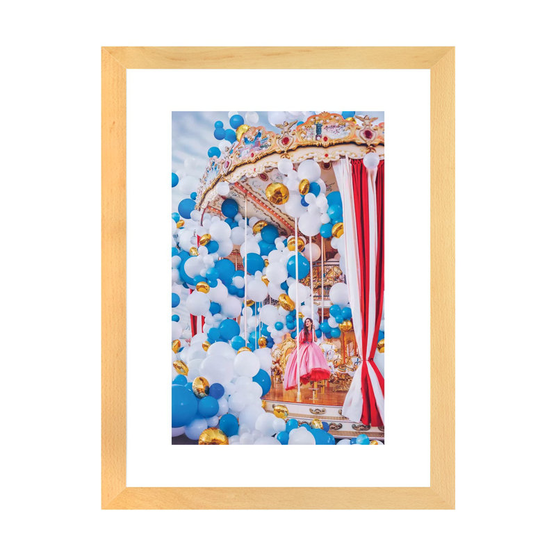 Carrousel de Moscou par Hobopeeba-impression, H 32 po x l 24 po x P 1 po, Blanc, Toile avec cadre en bois beige