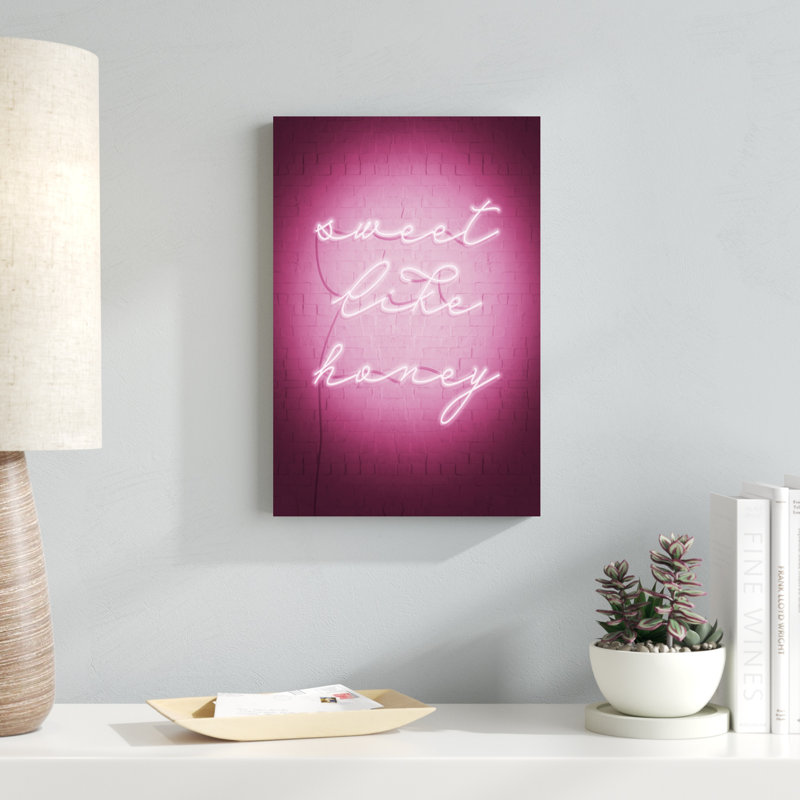"Sweet Neon II" par Grace Popp - Art textuel sur toile tendue, H 18 po x l 12 po
