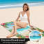 1 serviette de plage tropicale 1PCS, scène florale et océan vibrante, vacances d'été essentielles pour la natation de voyage