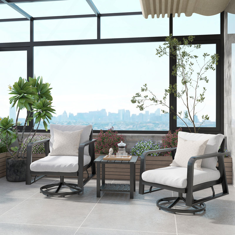 Deux chaises pivotantes avec une table d'appoint