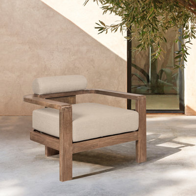 Chaise d'extérieur rembourrée taupe en eucalyptus vieilli, ergonomique, facile à nettoyer, avec coussins, design résistant aux taches et à la décoloration.