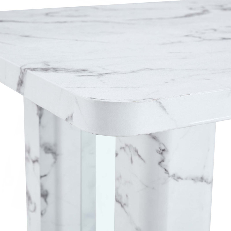 Ensemble de table et de chaises. Table de salle à manger en marbre texturé élégant, alliant à la perfection simplicité et transparence. Ensemble de 4 chaises de haute qualité avec pieds en métal