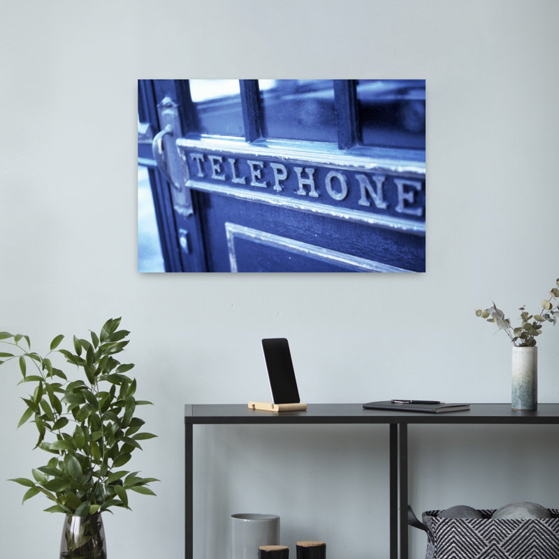 Gros plan sur une cabine téléphonique bleue, art mural abstrait contemporain, H 16 po x l 24 po