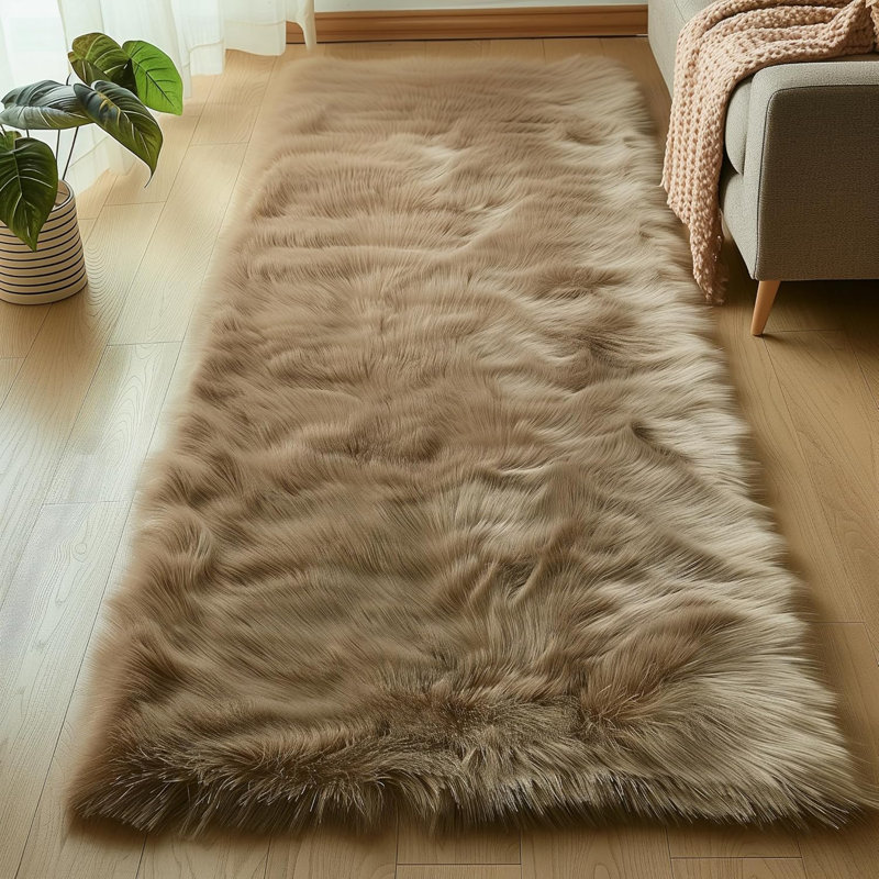 Tapis beige imitation peau de mouton de couleur unie Blakes, Tapis de couloir 2 pi x 6 pi