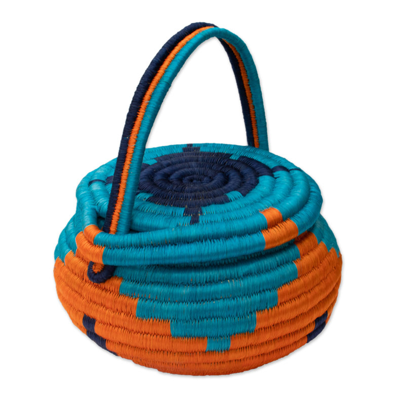Bungalow Bungalow fait à la main avec panier en fibres naturelles