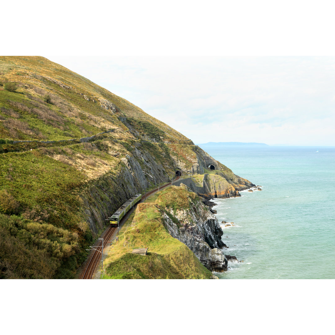 Zug auf neuem Gleis der Küstenbahn Wicklow Irland von Kbwills - Kunstdrucke ohne Rahmen auf Leinwand