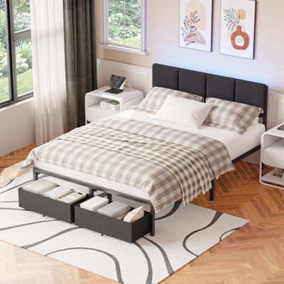 Structure de lit tapissier avec 2 tiroirs de rangement, grand lit plateforme moderne avec station de charge et lumière DEL, aucune boîte à ressorts nécessaire