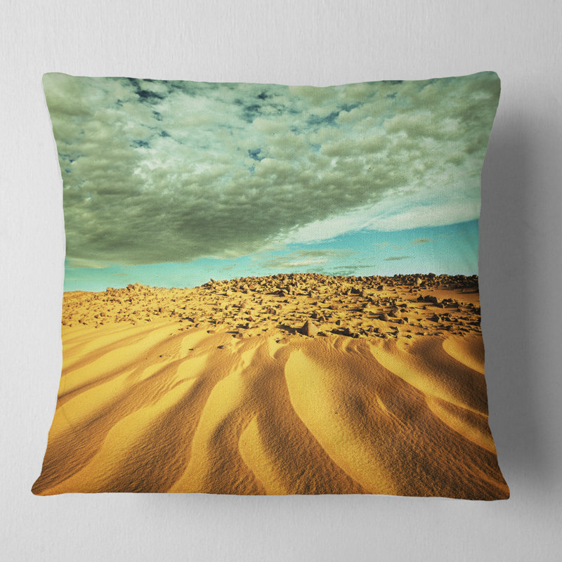 Coussin Dramatic Sky Above Sand Desert, 16 po x 16 po, Carré