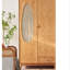 Armoire de rangement en bois à deux portes avec tiroirs