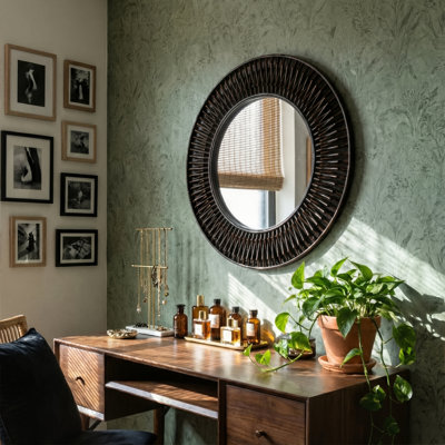 Miroir mural 24 po «Aura» en bambou foncé, cadre rond texturé 3D tissé à la main, décor de style bûche naturelle pour le vestibule