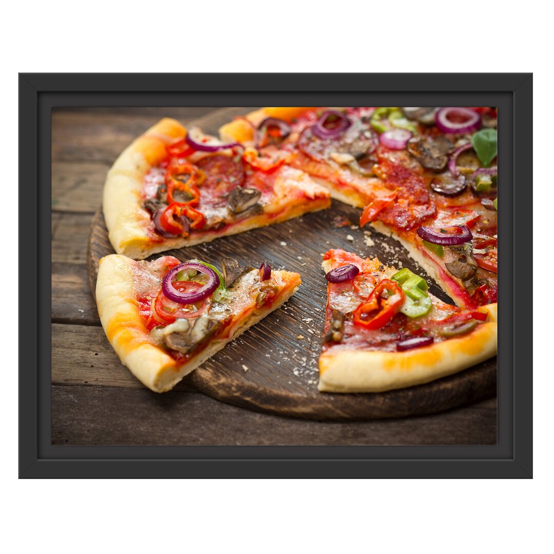 Gerahmtes Wandbild Leckere Pizza auf Holztisch