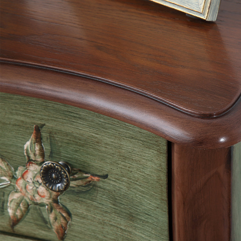Commode peinte dans le salon.