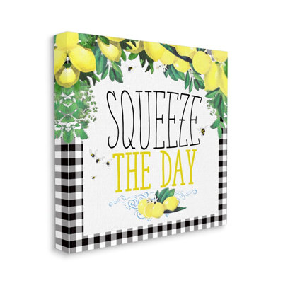 «Squeeze the Day Kitchen Humor Plaid Word Design» par The Saturne Post, reproduction d'art textuel