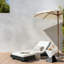 Chaise longue de patio moderne gris foncé, bois d'acacia et coussin crème pour la détente dans le jardin