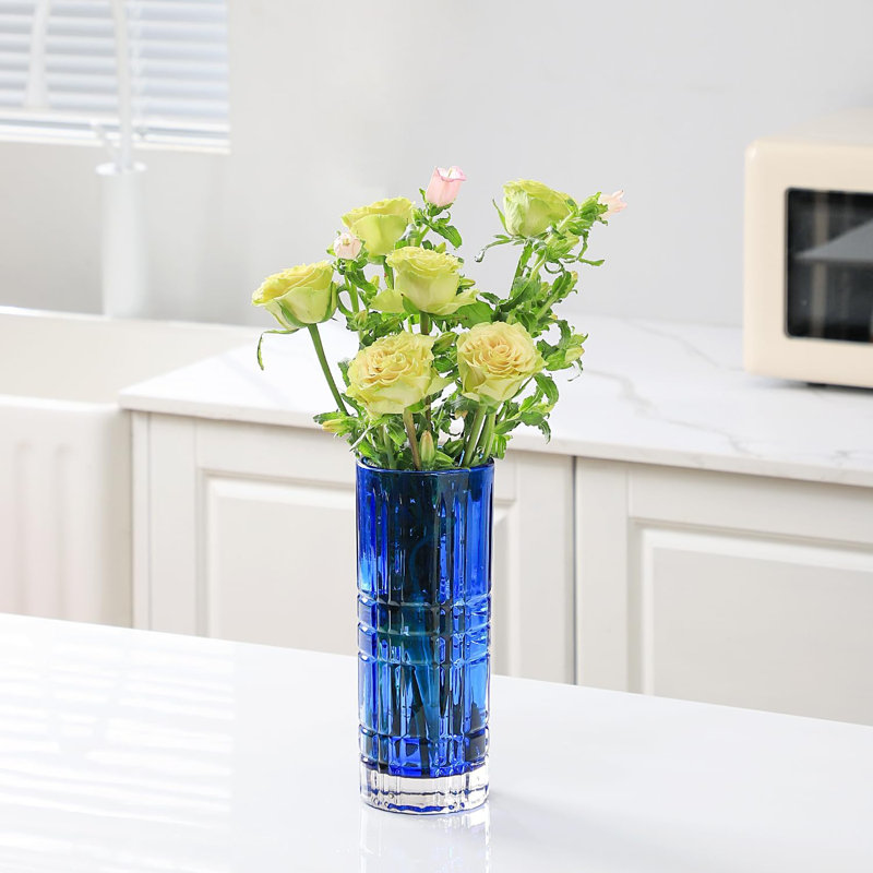 Vase de table en verre Kiruna, Bleu, H 10 po x l 3,95 po x P 3,36 po