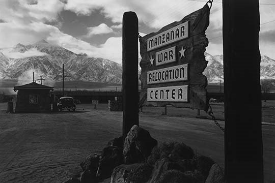 « entrée à manzanar » par ansel adams, reproduction de photo, H 28 po x l 42 po