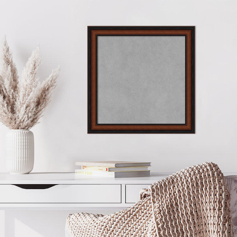 Tableau magnétique encadré étroit noyer de Chypre, H 19 po x l 19 po