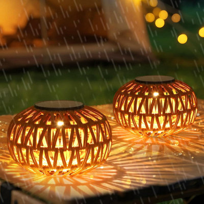 Paquet de 2 lanternes solaires d'extérieur imperméables, décor de lampes de table d'extérieur, lumières solaires en rotin décoratives, cadeaux de petite lanterne de table pour maman, grand-mère, lanternes d'extérieur pour le jardin, la cour, les marches