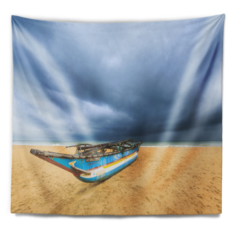 Tapisserie de bateau de pêche sur la plage avec des nuages sombres, H 78 po x l 92 po