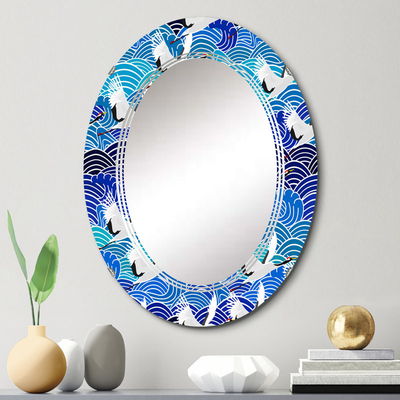 Grue japonaise sur des vagues bleues - miroir mural à motif ovale, 30 po x 20 po