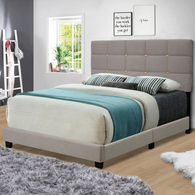 Structure de lit tapissier réglable en tissu pour grand lit avec détails décoratifs sur la tête de lit