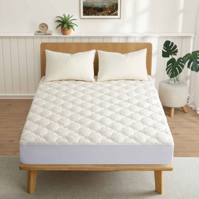 Protège-matelas en duvet synthétique et tissu biologique
