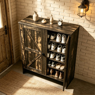 Armoire de rangement pour chaussures à double porte de grange, organisateur de chaussures en panneau de particules de mélamine grain de chêne noir vieilli avec poignées carrées simples, étagère à chaussures autoportante fermée avec tablettes intérieures réglables, coffre à chaussures de vestibule pour vestibule de vestibule