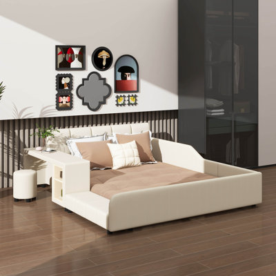 Grand lit au sol avec motif tapissier, lit combiné mère et enfant avec table de chevet et petit tabouret rond