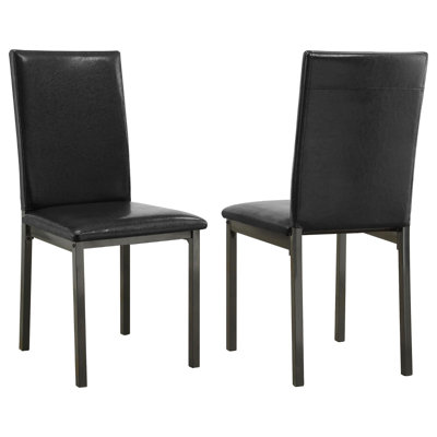 Élégant ensemble de chaises d'appoint rembourrées en similicuir noir, parfait pour les repas transitionnels et les intérieurs modernes.