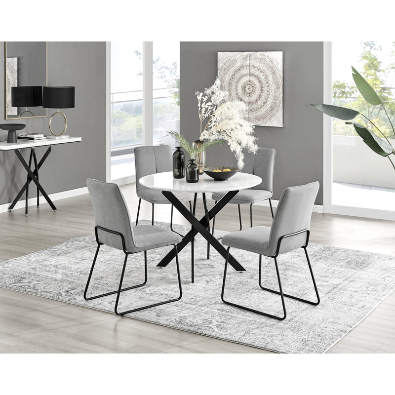 Ensemble repas pour quatre personnes