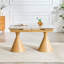 Table de salle à manger extensible avec plateau en pierre: plateau de table en marbre blanc avec pieds en métal effilés de couleur bois. Une table de salle à manger rectangulaire d'inspiration moderne et luxueuse pour la maison, pouvant accueillir de 4 à 8 personnes.-129390098