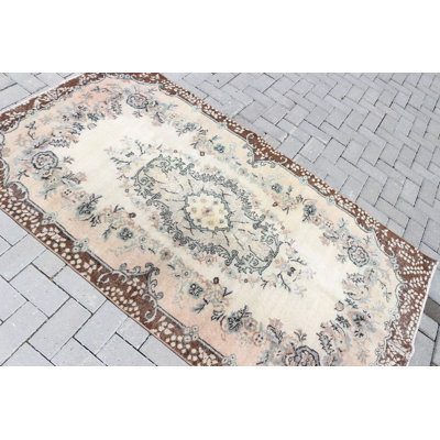 Tapis turc tissé à la main dans un style rétro pour la décoration intérieure ou le revêtement de bureau avec tapis de chambre à coucher tribal dans des tons de brun chaud