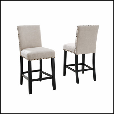 Ensemble de 2 tabourets à hauteur de comptoir en tissu brun clair Biony avec garniture cloutée, parfaits pour les sièges élégants et confortables dans les cuisines et les salles à manger modernes.