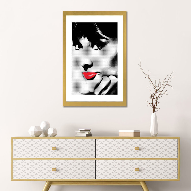 Impression d’art graphique Audrey Hepburn Red Lips par radio days, H 24 po x l 16 po x P 1 po, Papier encadré doré, Blanc