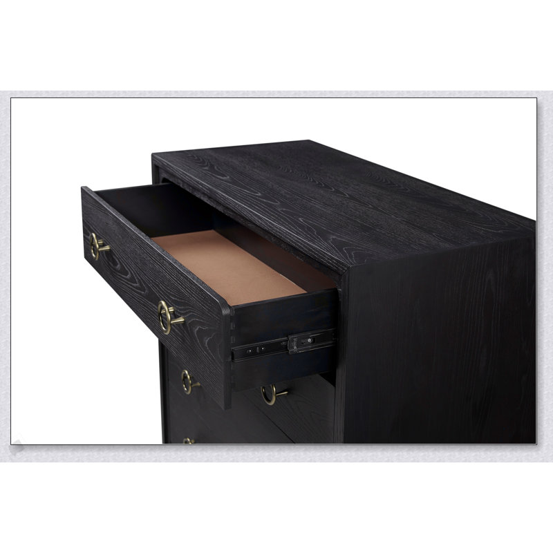 Commode à 5 tiroirs avec finition grain de poivre, tiroirs doublés de feutre et de cèdre pour des solutions de rangement modernes.