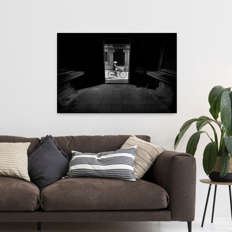 Impression d'art mural urbain traditionnel vietnamien à vélo à l'architecture urbaine contemporaine, 32" H x 48" W