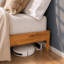 Structure de lit plateforme en bois massif d'acacia Jaxson Modern, pieds de lit courbés exclusifs, sans tête de lit, capacité de poids de 800 lb, aucun sommier requis-1391913497-1391913496